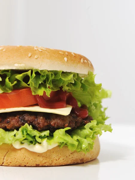 Yarım burger ile metin veya ileti kopyasını yer — Stockfoto
