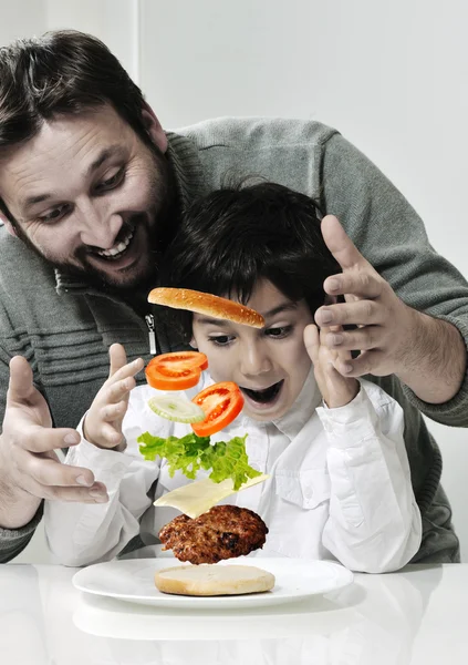 Baba ve oğul hamburger yapma Retro fotoğrafı — Stok fotoğraf
