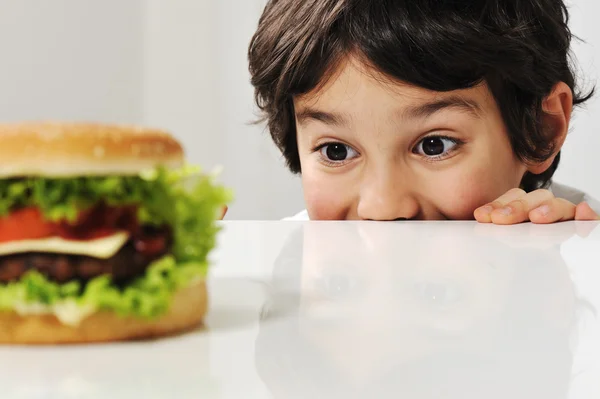 Niño y hamburguesa — Foto de Stock