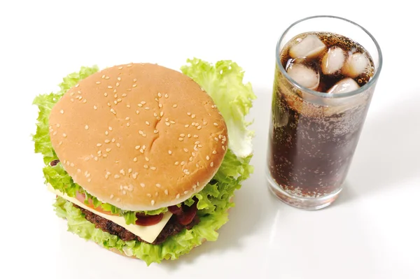 Geïsoleerde mooi hamburger en cola met ijs — Stockfoto