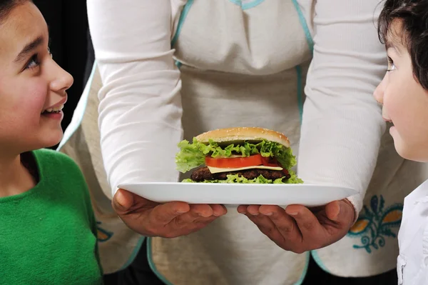 Hamburguesa lista para niños por mamá — Foto de Stock