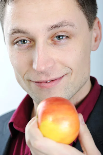 Jonge man die appel eet — Stockfoto