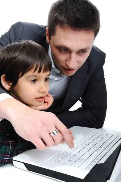 Père et fils utilisant un ordinateur portable — Photo