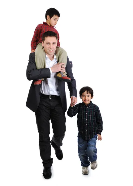 Pai e filhos dando um passeio — Fotografia de Stock