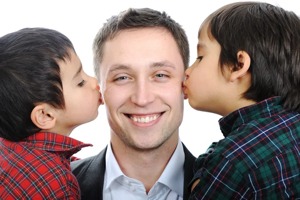 2 人の息子の父親のキス — ストック写真