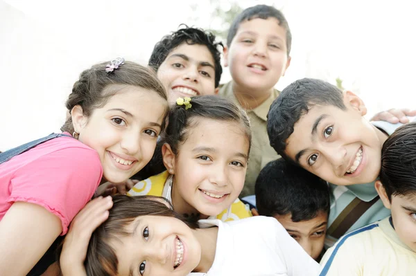 Gruppe glücklicher Kinder — Stockfoto