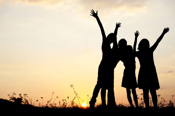 Petites filles sur la prairie au coucher du soleil, grand espace de copie — Photo