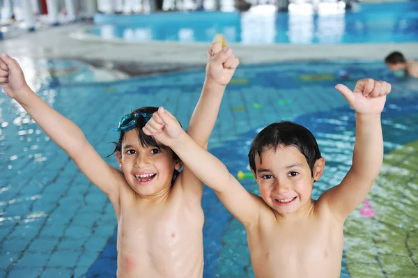 Twee kinderen bij zwembad — Stockfoto