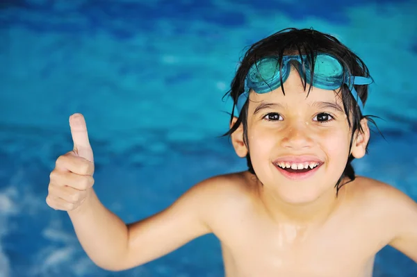 スイミング プールで小さな男の子 — ストック写真