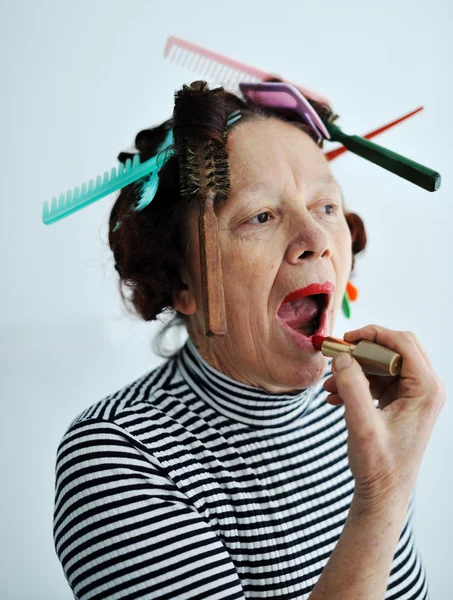 Starszy kobieta stawianie szminka Obrazy Stockowe bez tantiem