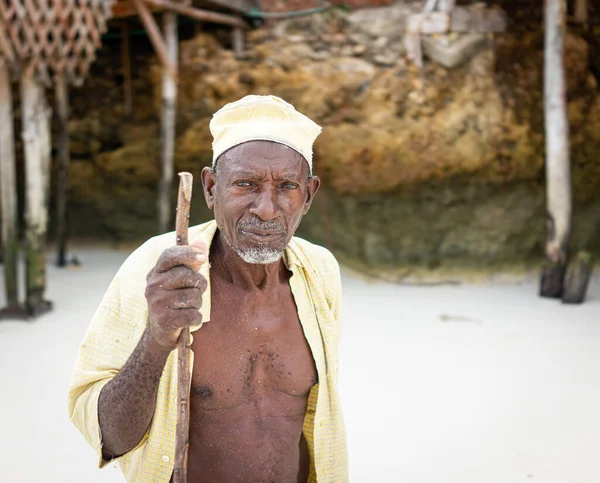 Idős afrikai pásztor sétál a tengerparton — Stock Fotó
