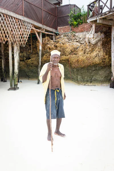 ビーチを歩く高齢者のアフリカの羊飼い — ストック写真