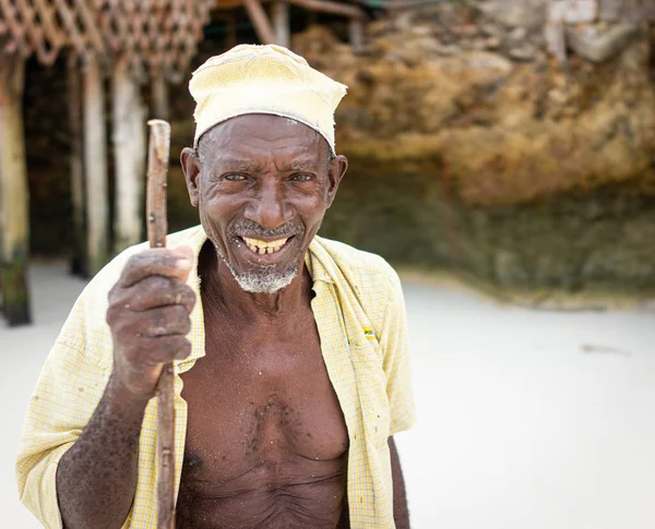 Verouderde Afrikaanse herder wandelen op het strand — Stockfoto