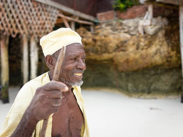 Yaşlı Afrikalı çoban kumsalda yürüyor — Stok fotoğraf