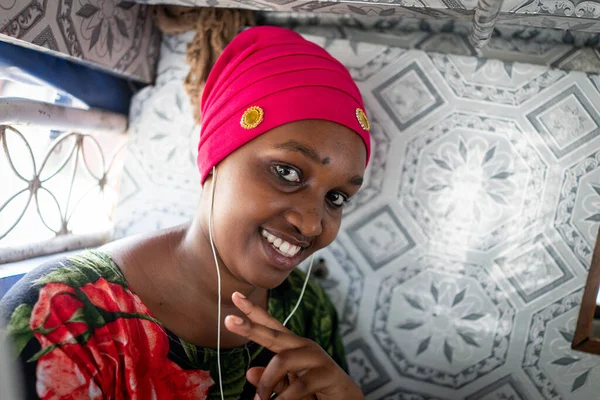 Piękna afrykańska młoda kobieta podróżująca w małym autobusie w Afryce — Zdjęcie stockowe