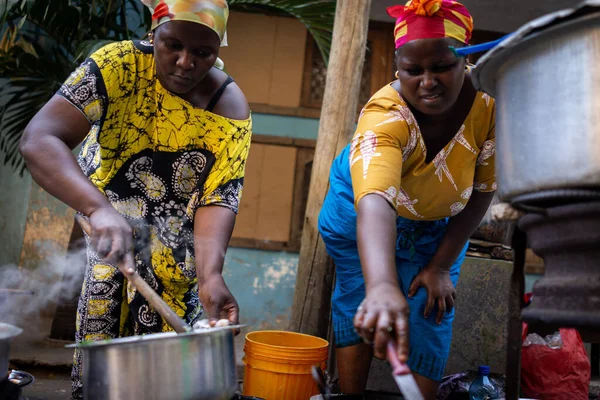 Afrikaanse vrouw koken traditioneel eten op straat — Stockfoto