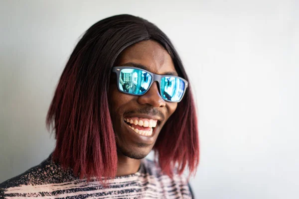 Vtipný černošky kluk s dlouhými vlasy a slunečními brýlemi — Stock fotografie
