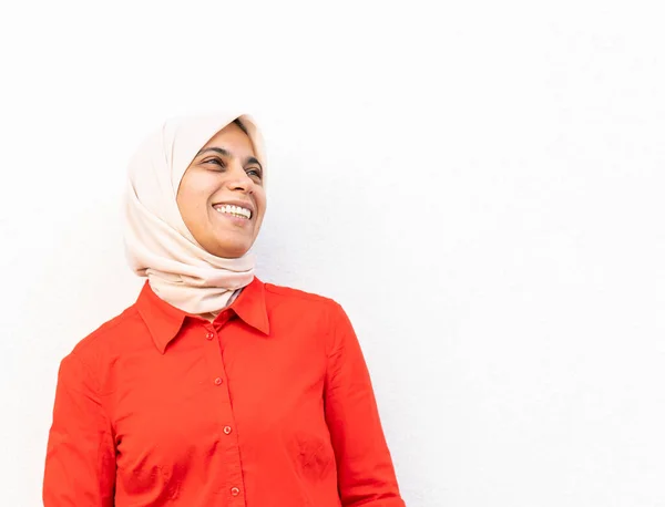 Uśmiechnięty muzułmanin portret kobiety pod ścianą — Zdjęcie stockowe