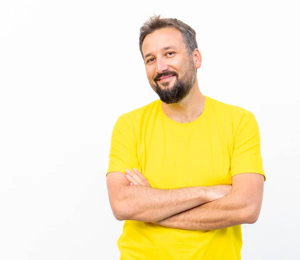 Un homme positif avec un portrait chemise jaune — Photo