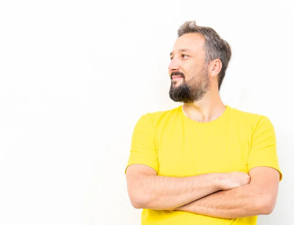 Een positieve man met geel hemdportret — Stockfoto