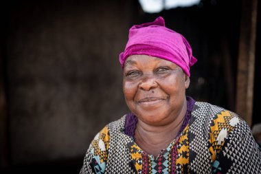 Yaşlı Afrikalı zenci kadın portresi