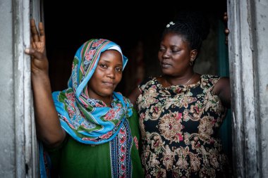Kapıda duran en iyi iki arkadaş.