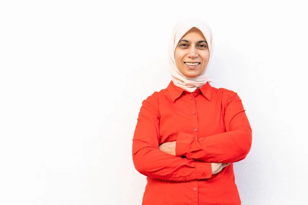 Sorrindo mulher muçulmana retrato contra a parede — Fotografia de Stock