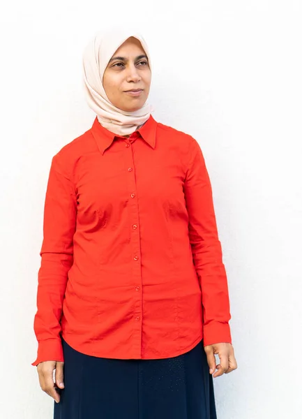 Leende muslimsk kvinna porträtt mot väggen — Stockfoto