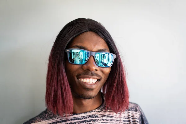 Chico negro divertido con pelo largo y gafas de sol — Foto de Stock