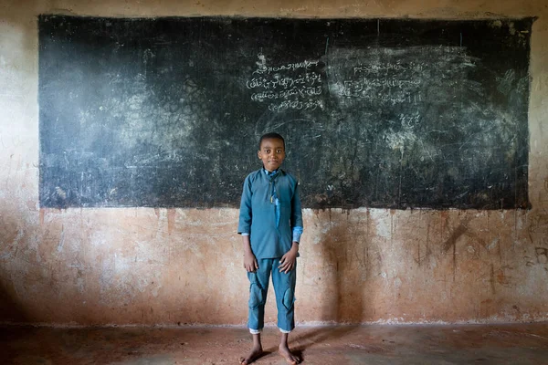 Aula de shool pobre autêntica com bons meninos estudando — Fotografia de Stock