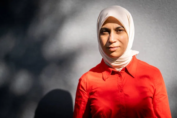 Leende muslimsk kvinna porträtt mot vägg — Stockfoto