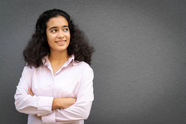 Retrato de mulher jovem positivo contra a parede cinza — Fotografia de Stock