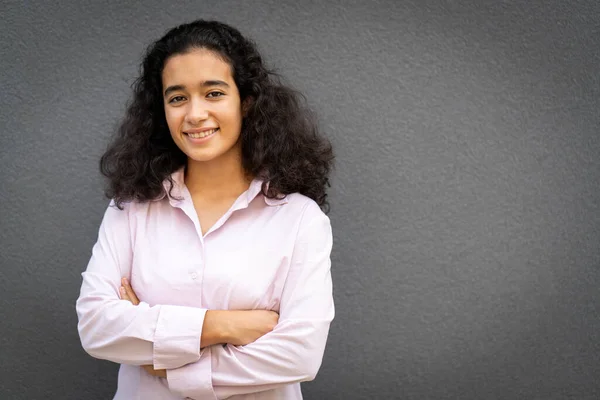 Retrato de mulher jovem positivo contra a parede cinza — Fotografia de Stock