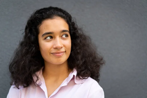 Positieve jonge vrouw portret tegen grijze muur — Stockfoto