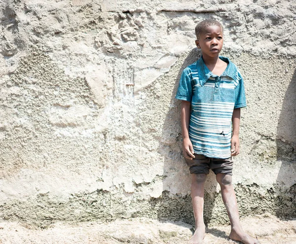 Africano preto menino retrato de pé perto de sua pobre casa — Fotografia de Stock