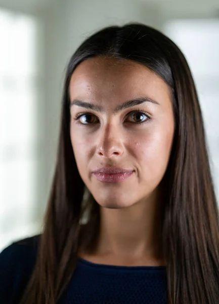 Jonge mooie vrouw portret close-up, hoge kwaliteit foto — Stockfoto