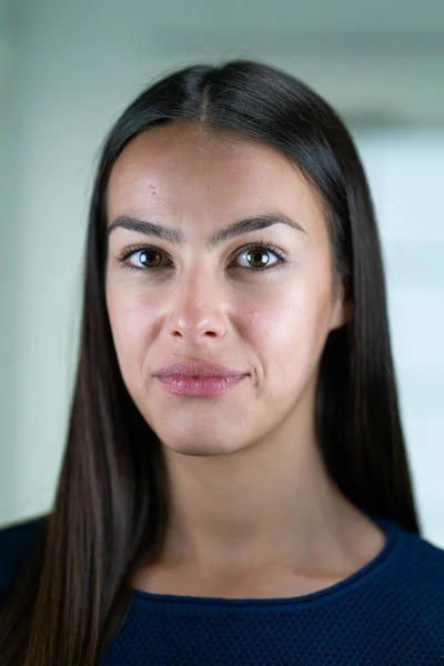 Jonge mooie vrouw portret close-up, hoge kwaliteit foto — Stockfoto