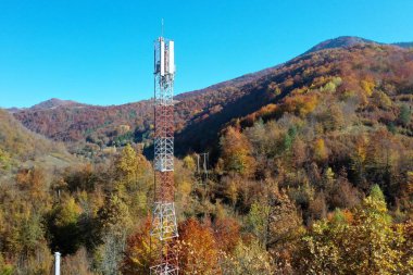 Mavi gökyüzü olan telekom kulesi. Telekomünikasyon anten kulesi sabah. 