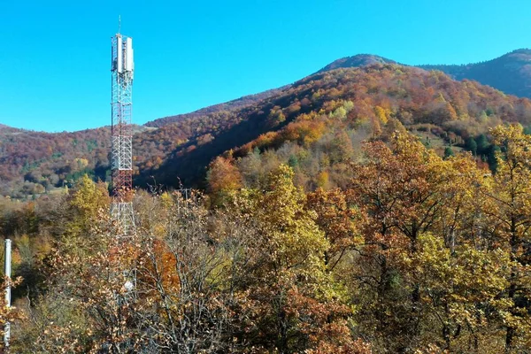 The telecom tower with blue sky. Telecommunications antenna tower in the morning. — Stock Photo, Image