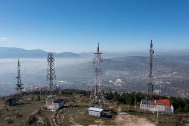 Mavi gökyüzü olan telekom kulesi. Telekomünikasyon anten kulesi sabah. 