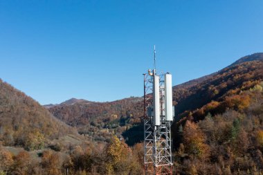 Mavi gökyüzü olan telekom kulesi. Telekomünikasyon anten kulesi sabah. 