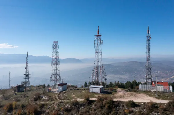 Der Telekommunikationsturm mit blauem Himmel. Telekommunikationsantennenmast am Morgen. lizenzfreie Stockbilder
