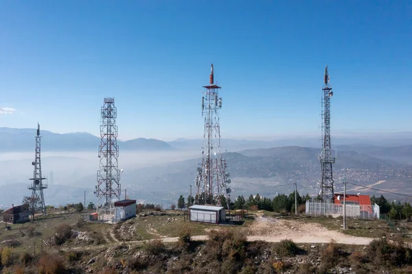 A telekommunikációs torony kék égbolttal. Távközlési antenna torony reggel. Stock Fotó