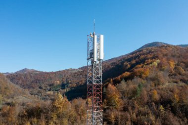 Mavi gökyüzü olan telekom kulesi. Telekomünikasyon anten kulesi sabah. 
