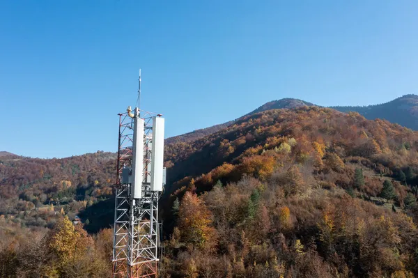 Mavi gökyüzü olan telekom kulesi. Telekomünikasyon anten kulesi sabah. 