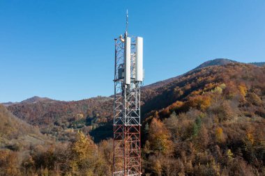 Mavi gökyüzü olan telekom kulesi. Telekomünikasyon anten kulesi sabah. 