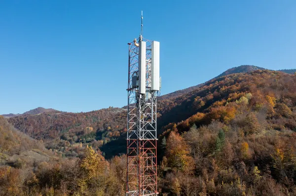 Wieża telekomunikacyjna z błękitnym niebem. Wieża antenowa telekomunikacyjna rano. — Zdjęcie stockowe