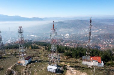 Mavi gökyüzü olan telekom kulesi. Telekomünikasyon anten kulesi sabah. 