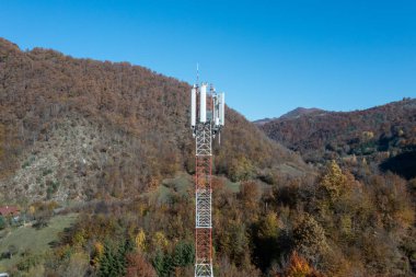 Mavi gökyüzü olan telekom kulesi. Telekomünikasyon anten kulesi sabah. 