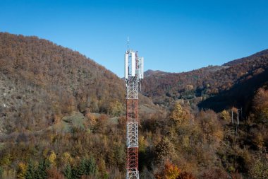 Mavi gökyüzü olan telekom kulesi. Telekomünikasyon anten kulesi sabah. 